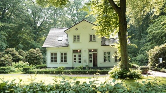 Ein weißes Haus im Stadtpark Hamburg. © NDR Foto: Anja Deuble
