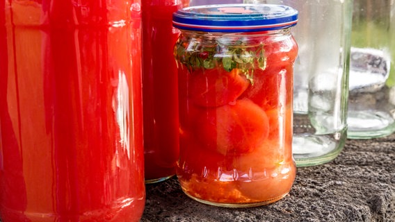 Tomaten in einem Einmachglas. © NDR Foto: Udo Tanske