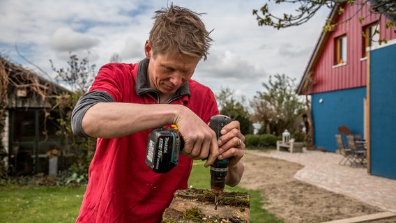 Löcher werden in einen Holzklotz gebohrt © NDR Foto: Udo Tanske