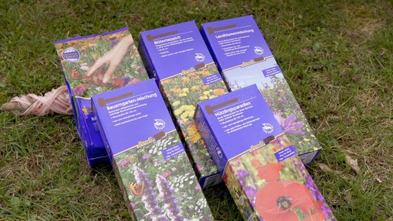 Verschiedene Packungen mit Wildblumenwiesen-Samen. © NDR Foto: Udo Tanske