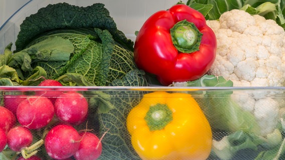Gemüse im Kühlfach eines Kühlschrankes. © colourbox Foto: -