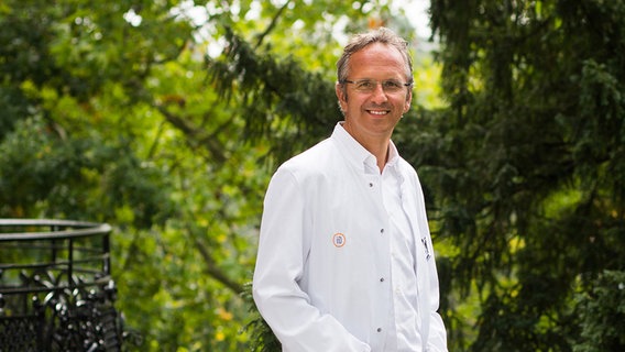 Chefarzt Prof. Dr. Andreas Michalsen in der Natur Chefarzt Prof. Dr. Andreas Michalsen in der Natur © Immanuel Krankenhaus Berlin Foto: Anja Lehmann