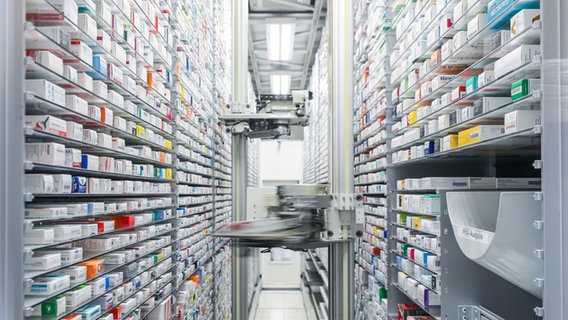 Blick in das automatisierte Medikamentenlager einer Apotheke. © picture alliance/dpa | Jan Woitas Foto: Jan Woitas