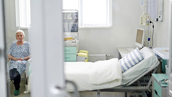Patientin sitzt einsam am Krankenbett. © Fotolia.com Foto: pressmaster