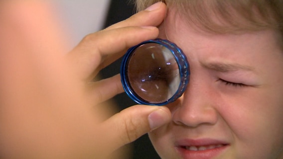 Ein Junge wird vom Augenarzt untersucht. © NDR Foto: NDR Screenshot