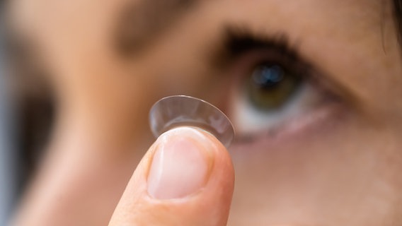 Eine Frau setzt sich Kontaktlinsen ein. © panthermedia 