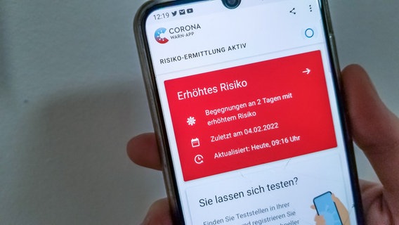 Die Corona-Warn-App zeigt auf einem Handy eine  rote Kachel an. © NDR Foto: Irene Altenmüller