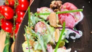 Salat mit Joghurt-Dressing auf einem Teller.  Foto: Madlen Zeller