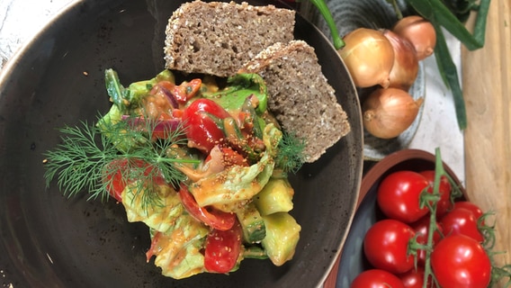 Ein Teller mit Brot und Salat mit American Dressing. © Madlen Zeller 