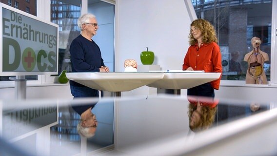 Dr. Jörn Klasen spricht mit einer Migräne-Patientin. © NDR Foto: Moritz Schwartz / Oliver Zydek