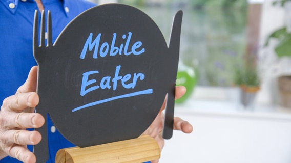 Auf einem Schild steht "Mobile Eater" © NDR Foto: Moritz Schwarz / Oliver Zydek