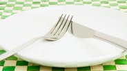 Auf einem leeren Teller liegen Messer und Gabel. © picture alliance / Bildagentur-online/Beg 