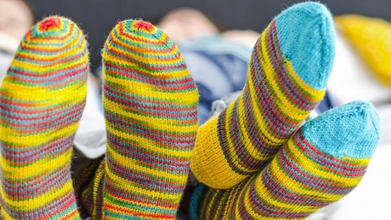 Zwei Fußpaare in bunten Socken © Doris Heinrichs 