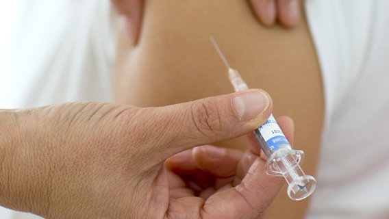 Eine Impfung gegen krebsauslösende Humane Papillomviren. © picture alliance/dpa/dpa-Zentralbild | Patrick Pleul 