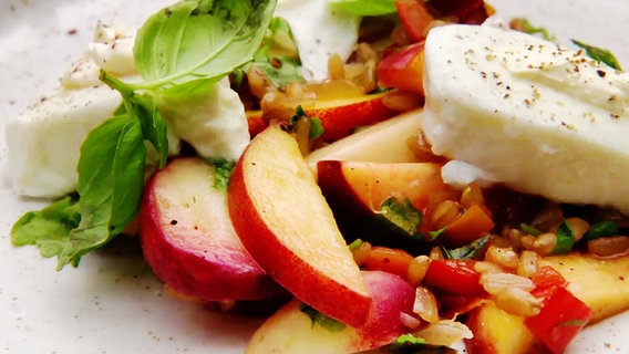 Lauwarmer Grünkern-Salat mit marinierten Pfirsichen © Screenshot Visite 