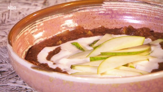 Porridge aus Weizenkleie mit Joghurt und Birne.  