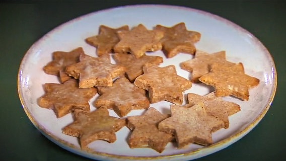 Kekse in Stern-Form auf einem Teller. © NDR 