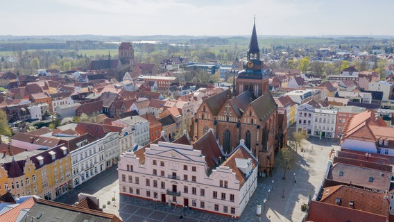 Bild vom Marktplatz in Güstrow © Taslair 