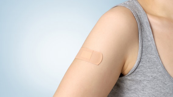 Ein Pflaster klebt auf dem Arm einer jungen Frau. © Colourbox Foto: Csaba Deli