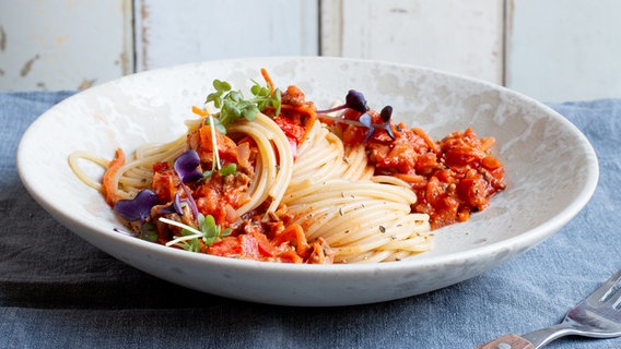 Spaghetti mit Soja-Hack-Bolognese auf einem Teller serviert © NDR Foto: Claudia Timmann