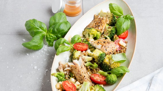 Ein Teller mit Brokkoli-Linsen-Salat steht auf dem Tisch. © NDR Foto: Claudia Timmann