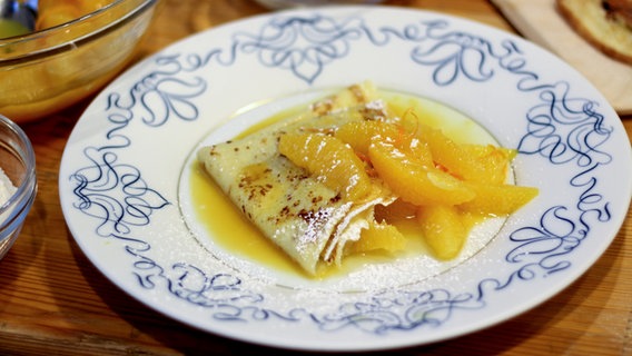 Dessert: Crêpe mit Orangenfilets. © NDR Fernsehen / DAS! Kochstudio 