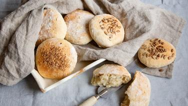 Verschiedene Dinkelbrötchen auf einem Leinentuch © NDR Foto: Claudia Timmann