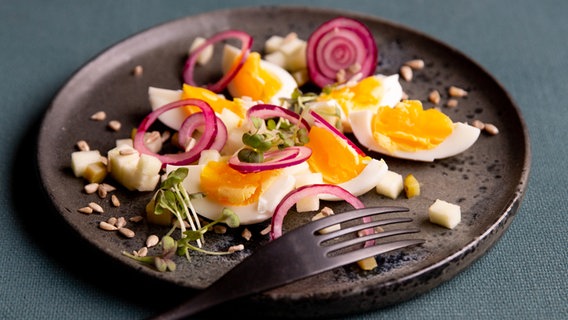 Eiersalat auf einem Teller © NDR Foto: Claudia Timmann