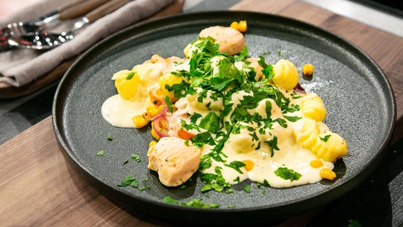 Gnocchi-Gemüse-Pfanne mit Hähnchenbrust auf einem Teller angerichtet. © Fernsehmacher GmbH & Co. KG Foto: Norman Kalle