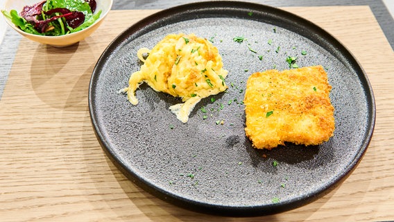 Putenschnitzel mit Käsespätzle auf einem Teller angerichtet. © Fernsehmacher GmbH & Co. KG Foto: Gunnar Nicolaus
