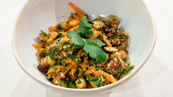 Superfood-Salat mit Quinoa und Honig-Dressing in einer Schale angerichtet. © NDR / Die Fernsehmacher Foto: Markus Hertrich