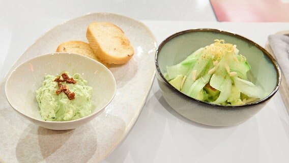 Apfel-Gurken-Salat mit Knoblauch-Brot und Avocado-Dip auf einem Teller angerichtet. © NDR / Fernsehmacher GmbH Foto: Gunnar Nicolaus