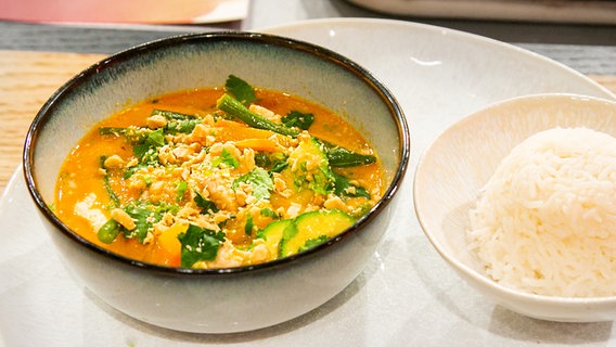 Thai-Panang-Curry mit Basmati-Reis in Schalen angerichtet. © Fernsehmacher GmbH Foto: Norman Kalle