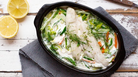 Fischpfanne mit Frühlingsgemüse in einem Bräter auf dem Tisch. © NDR Foto: Claudia Timmann