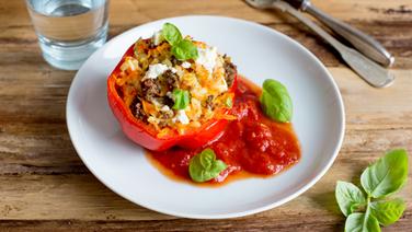 Gefüllte Paprika mit Feta und Hackfleisch auf einemTeller. © NDR Foto: Claudia Timmann
