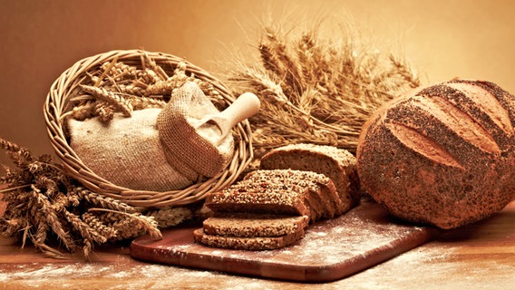 Brot und Getreide auf einem Brett arrangiert. © fotolia.com Foto: senk