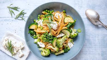 Eine Schüssel Gemüsepasta mit Ricotta steht auf einem Tisch. © ZS Verlag Foto: Claudia Timmann