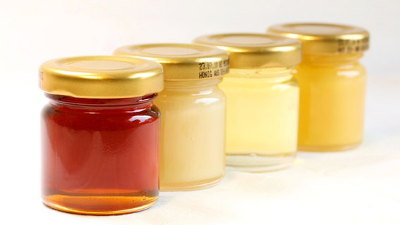 Mehrere Gläser mit verschiedenen farbigen Honigen. © NDR / Ulla Brauer Foto: Ulla Brauer