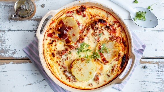 Kohlrabi-Lasagne in einer Auflaufform steht auf einem Tisch. © NDR Foto: Claudia Timmann