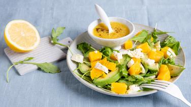 Mango-Avocado-Salat mit Mozzarella auf einem Teller serviert © NDR Foto: Claudia Timmann