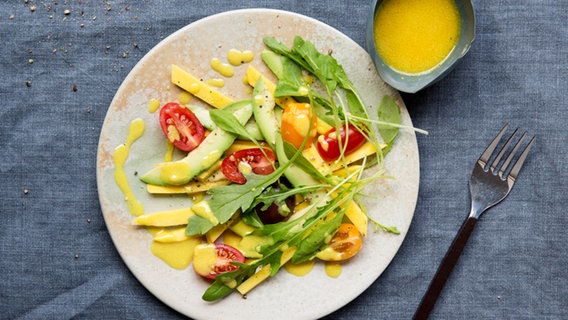 Mango-Avocado-Salat auf einem Teller serviert. © NDR Foto: Claudia Timmann
