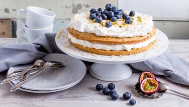 Eine Mango-Maracuja-Torte steht auf dem Kaffeetisch. © NDR Foto: Claudia Timmann