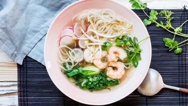Eine Schüssel mit asiatischer Nudelsuppe steht auf dem Tisch. © NDR Foto: Claudia Timmann