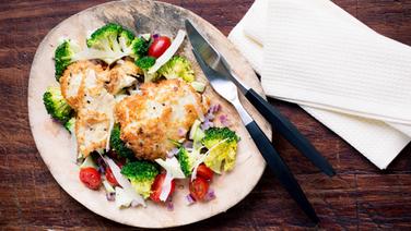 Ein Teller mit Putenschnitzel und Brokkoli-Gemüse steht auf dem Tisch. © NDR Foto: Claudia Timmann