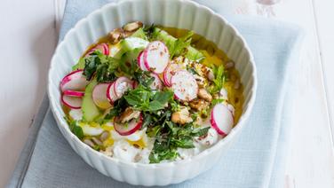 Eine Schüssel mit Quark-Öl-Frühstück steht auf dem Tisch. © NDR Foto: Claudia Timmann