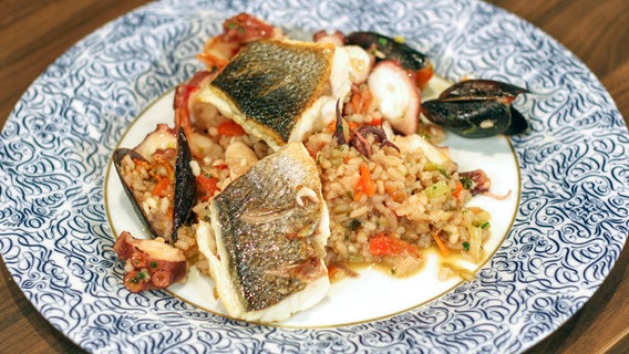 Reispfanne mit Fisch und Meeresfrüchten. © NDR Fernsehen / DAS! Kochstudio 