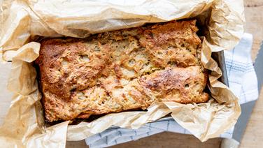 Ein frisch gebackenes Bambusbrot in einer Backform. © NDR Foto: Claudia Timmann