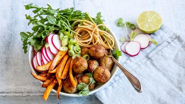 Eine Bowl mit Nudeln und Falafeln. © NDR Foto: Claudia Timmann
