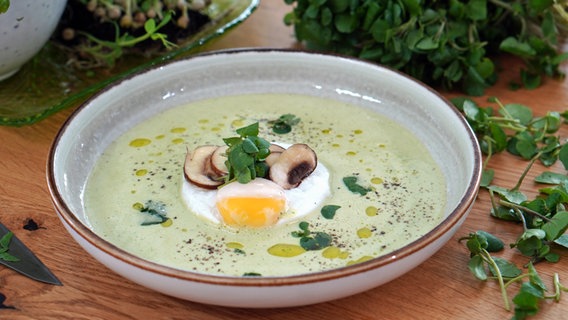 Brunnenkresse-Suppe mit pochiertem Ei auf einem Teller serviert © NDR Foto: Florian Kruck