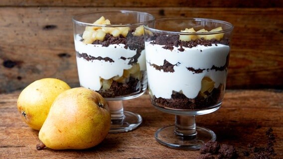 Cheesecake-Creme mit Kakao-Sternaniscrumble und Birne in Gläsern serviert. © NDR Foto: Claudia Timmann